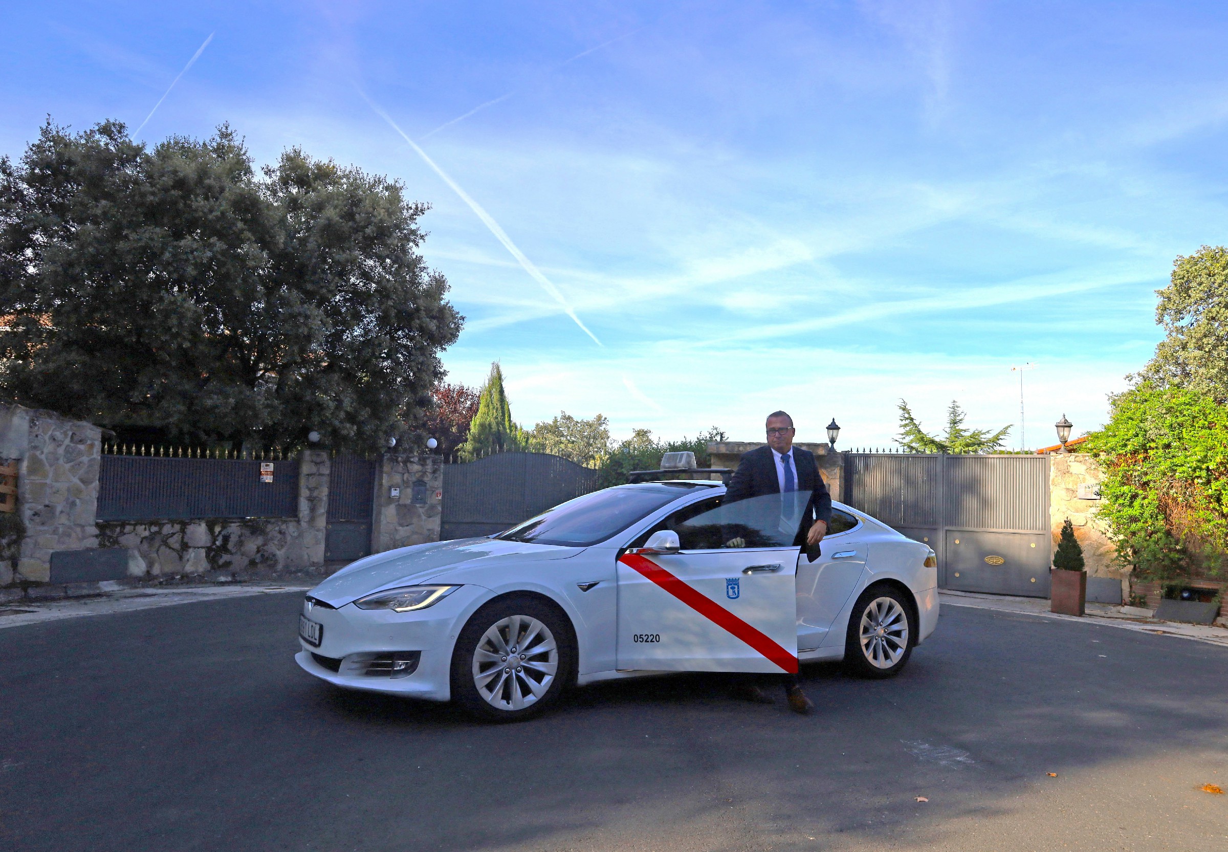 Taxi en Las Rozas y Los Peñascales con conductor profesional junto a vehículo para traslados